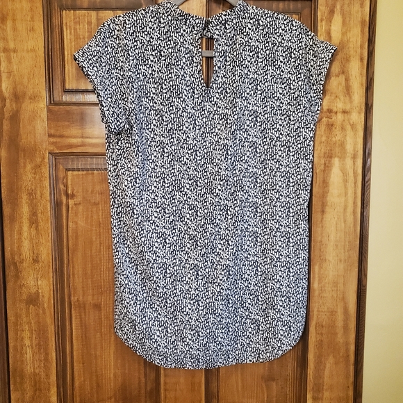 Express Abstract Black & White Keyhole Blouse Size M - Picture 4 of 4